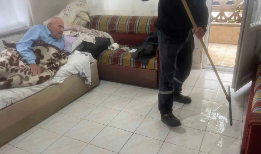 Bursa’da tıkanan su giderleri nedeniyle apartmanların giriş katlarını su bastı.