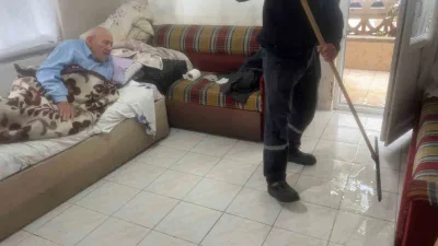 Bursa’da tıkanan su giderleri nedeniyle apartmanların giriş katlarını su bastı.