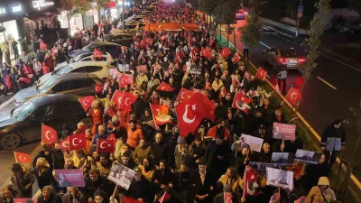 Büyükçekmece’de 29 Ekim Cumhuriyet Bayramı dolayısıyla düzenlenen fener alayında vatandaşlar,