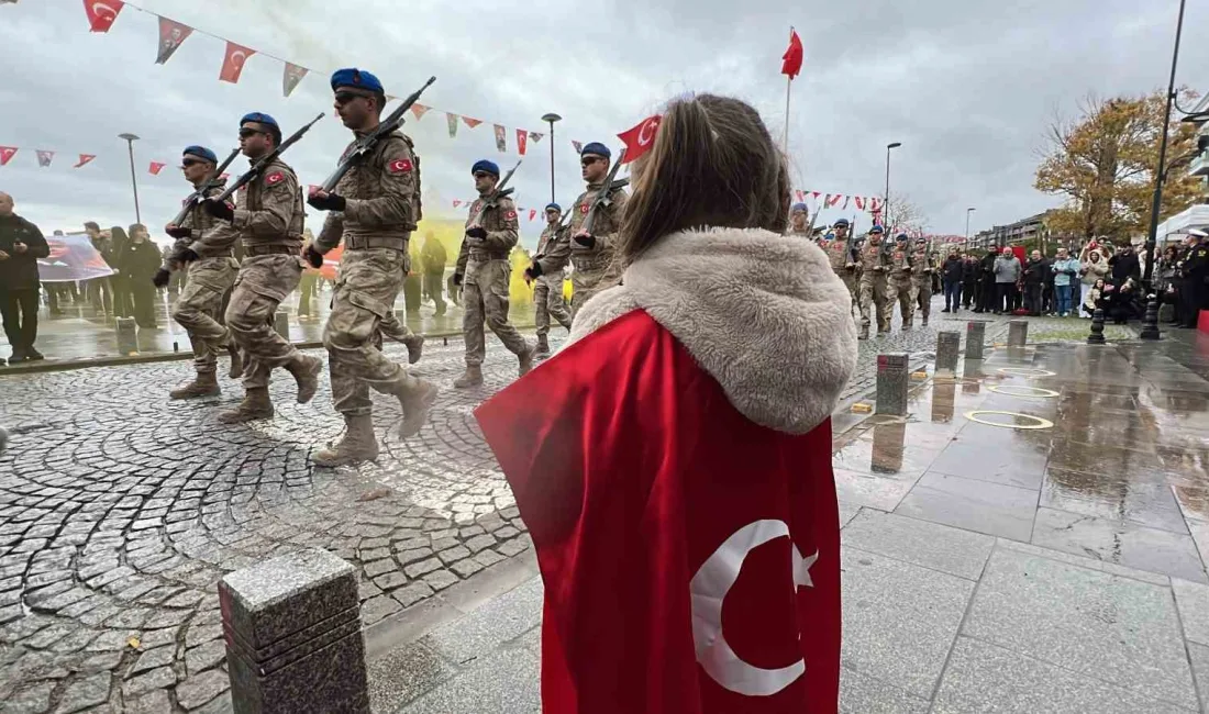 Çanakkale’de Cumhuriyetin 103’üncü yıl dönümü, kordon boyunda gerçekleştirilen törenle kutlandı.