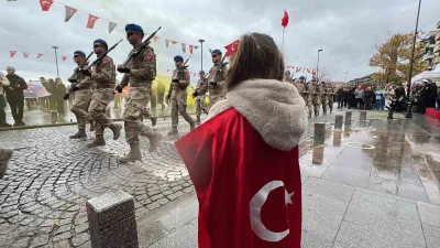 Çanakkale’de Cumhuriyetin 103’üncü yıl dönümü, kordon boyunda gerçekleştirilen törenle kutlandı.