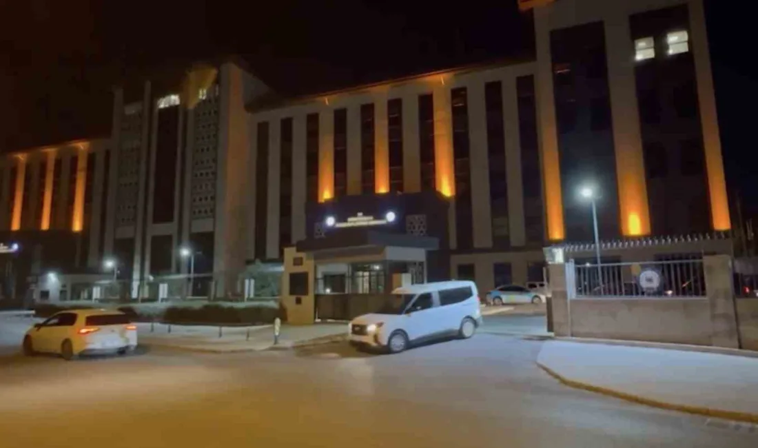 Çanakkale’de gerçekleştirilen operasyonda 81 kaçak göçmen ve 8 organizatör yakalandı.