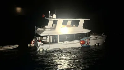 Çanakkale’nin Ayvacık ilçesi açıklarında içinde 2 kişinin bulunduğu su alarak
