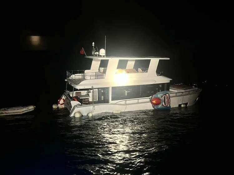 Çanakkale’nin Ayvacık ilçesi açıklarında içinde 2 kişinin bulunduğu su alarak
