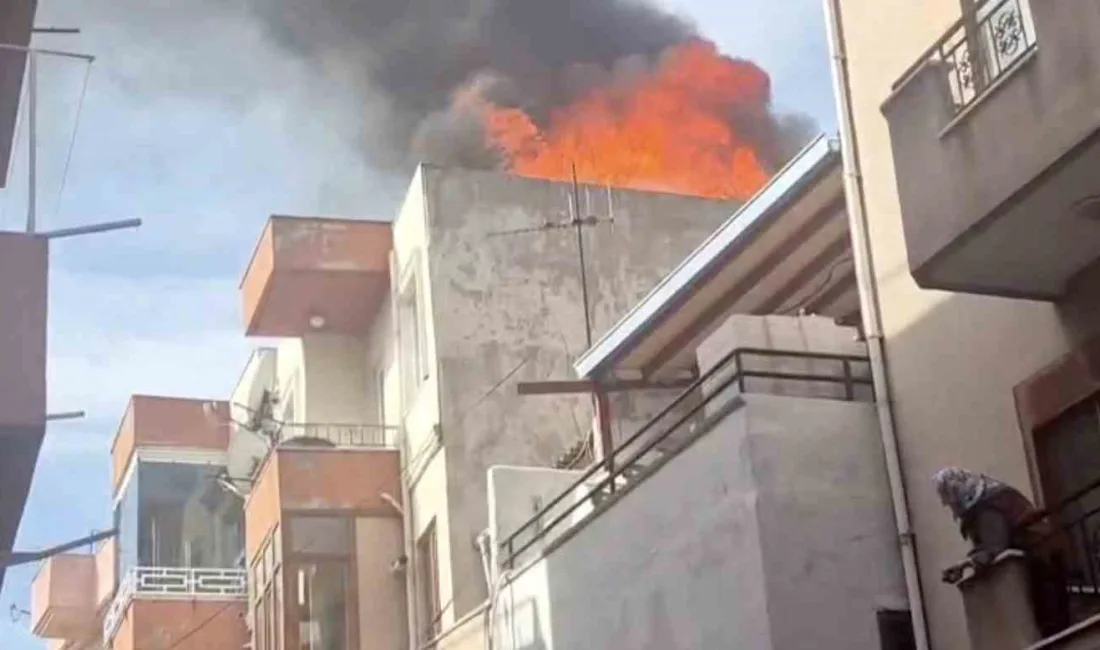 Çanakkale’de, bir binanın çatı katında yangın çıktı. Yangın, itfaiye ekiplerinin