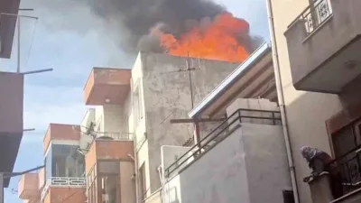 Çanakkale’de, bir binanın çatı katında yangın çıktı. Yangın, itfaiye ekiplerinin