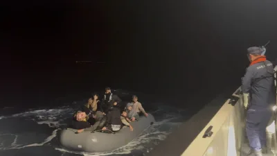 Çanakkale’nin Gökçeada ilçesi açıklarında sürüklenen lastik bottaki 14 kaçak göçmen,