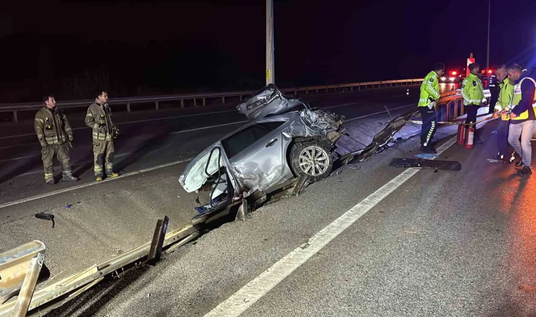 Çanakkale’de meydana gelen trafik kazasında otomobil paramparça olurken, iki kişi