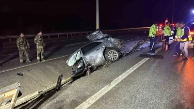 Çanakkale’de meydana gelen trafik kazasında otomobil paramparça olurken, iki kişi