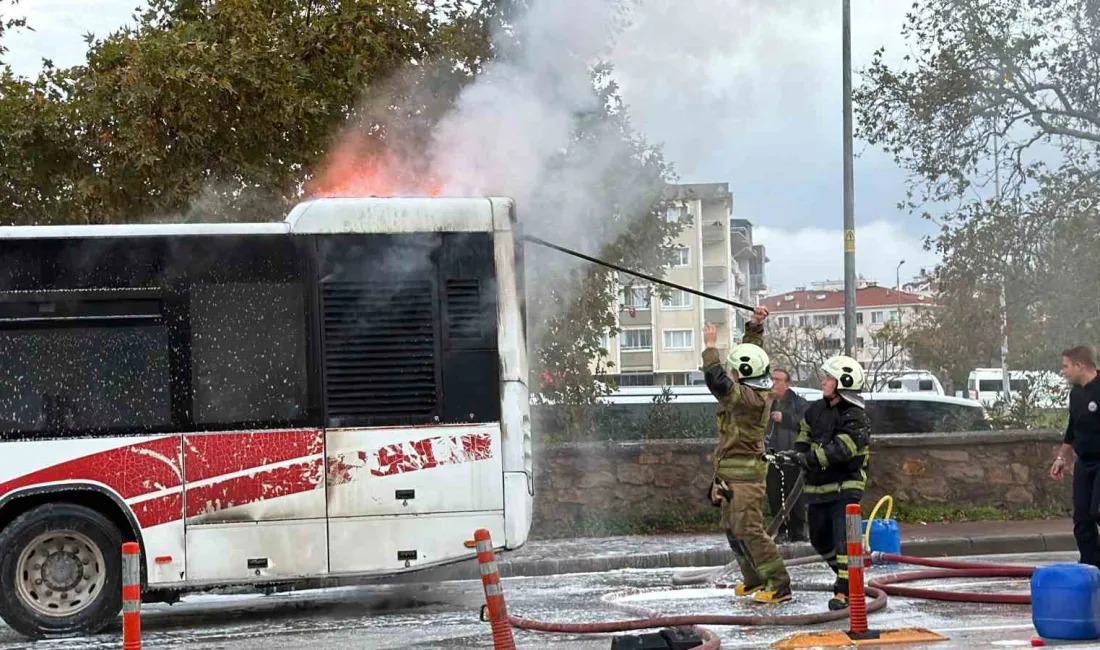 Çanakkale’de özel halk otobüsü, seyir halindeyken motor bölümünde çıkan yangın