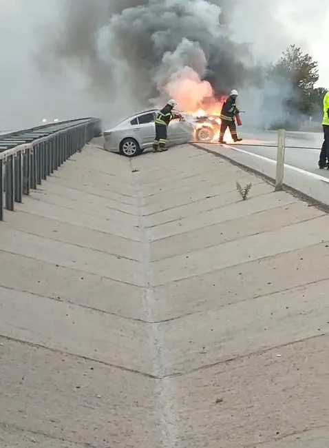 Çanakkale’de seyir halindeki otomobilden alevler yükseldi. Ekiplerin müdahalesiyle söndürülen otomobil