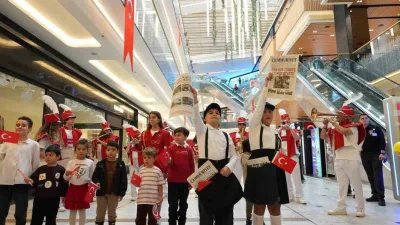 Cumhuriyet’in 103. yılı, Türk bayrakları ve marşlarla kutlandı. Özel kostümleriyle