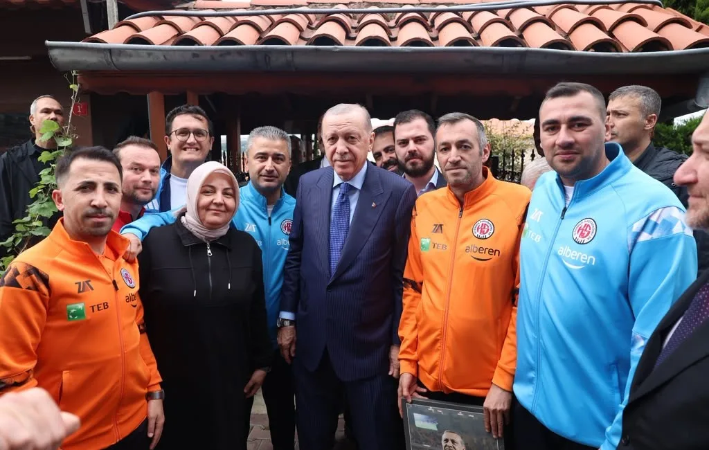 Cumhurbaşkanı Recep Tayyip Erdoğan, İstanbul’un Fatih ilçesinde gerçekleştirdiği temaslar kapsamında