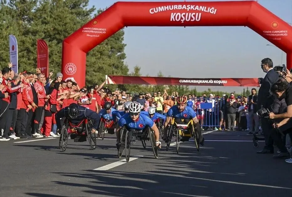 Ankara’da düzenlenen Cumhurbaşkanlığı Yarı Maratonu’nda Bağcılar Belediyesi Engelliler Spor Kulübü