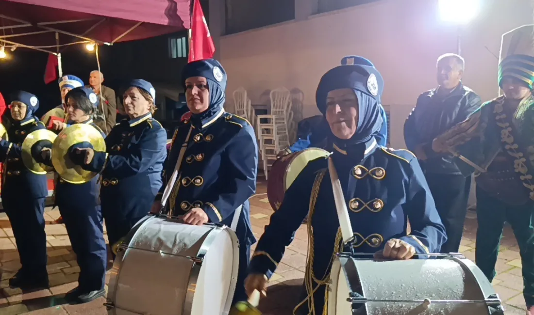 Bilecik’te dün gece düzenlenen ’Cumhuriyet Yürüyüşü’nde yüzlerce kişi tek yürek