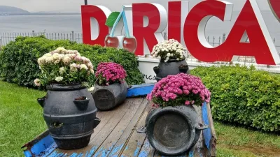 Darıca’da genelindeki park, bahçe ve şehitlikler mevsimlik çiçeklerle donatılarak ilçe
