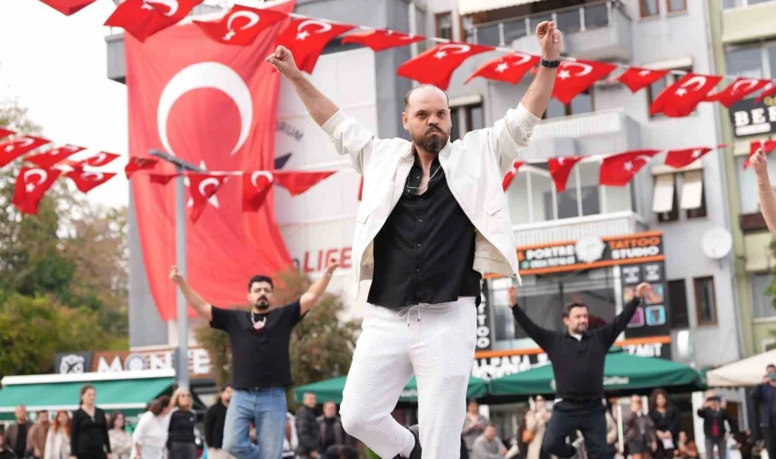 Kocaeli’de Cumhuriyet Bayramı kutlamaları kapsamında İzmit Kent Meydanı’nda davul zurna
