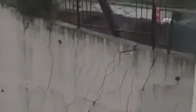 Kocaeli’de etkili olan yağışın ardından istinat duvarı çöktü. Çökme sırasında