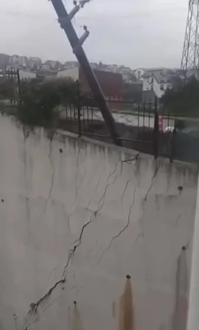 Kocaeli’de etkili olan yağışın ardından istinat duvarı çöktü. Çökme sırasında