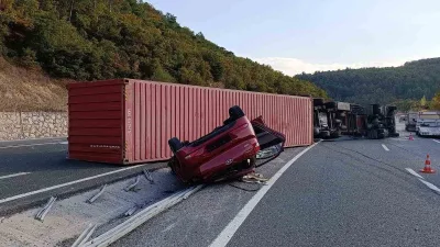 Balıkesir’in İvrindi ile Edremit ilçelerini bağlayan karayolu üzerinde devrilen tır
