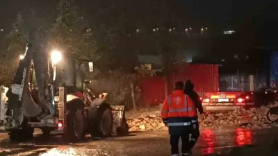 Dilovası ilçesinde etkili olan yoğun yağışın ardından belediye ekipleri, muhtemel