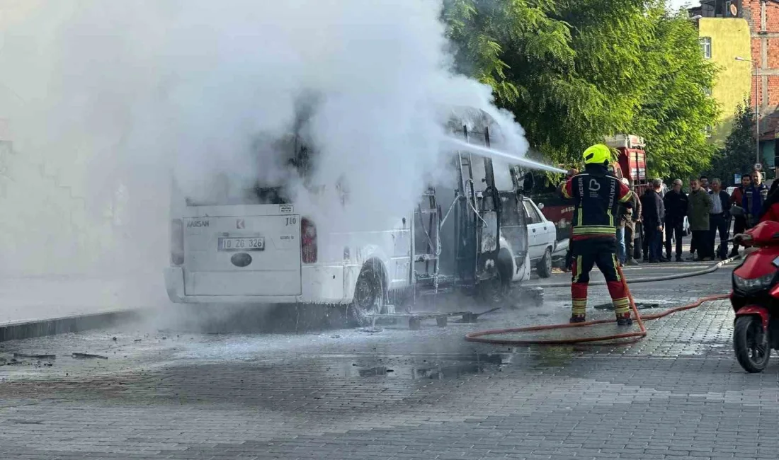 Balıkesir’in Dursunbey ilçesinde hareket halindeki bir ticari minibüs, henüz belirlenemeyen