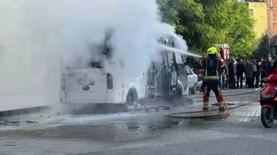Balıkesir’in Dursunbey ilçesinde hareket halindeki bir ticari minibüs, henüz belirlenemeyen