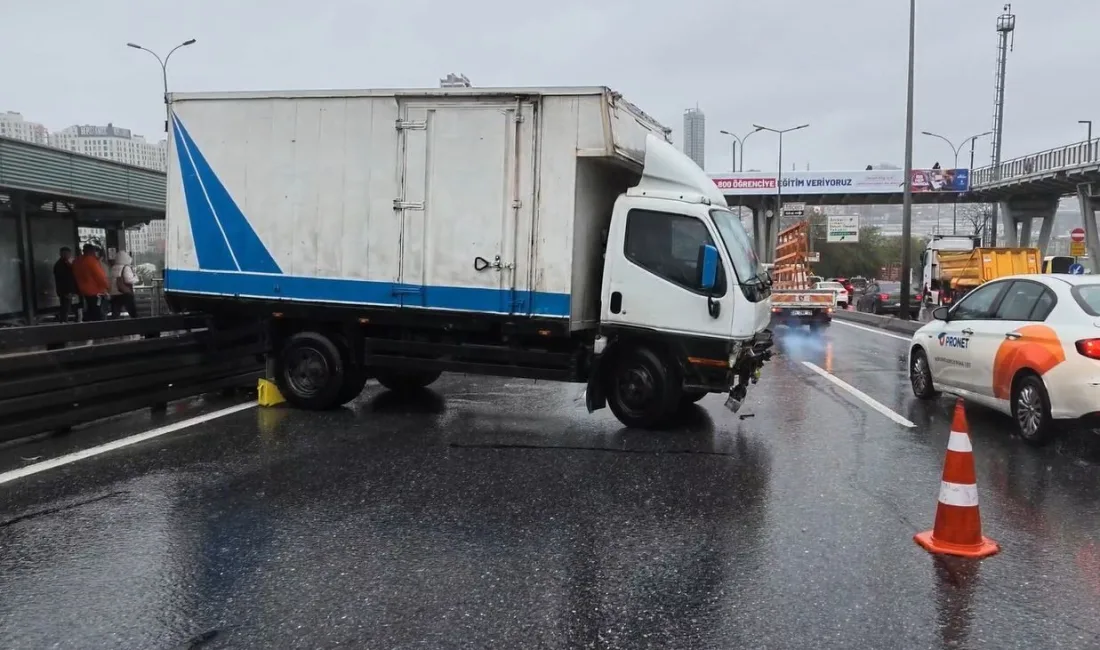 İstanbul E-5 kara yolu Haramidere mevkiinde yağmur nedeniyle kayganlaşan yolda
