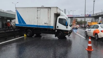 İstanbul E-5 kara yolu Haramidere mevkiinde yağmur nedeniyle kayganlaşan yolda