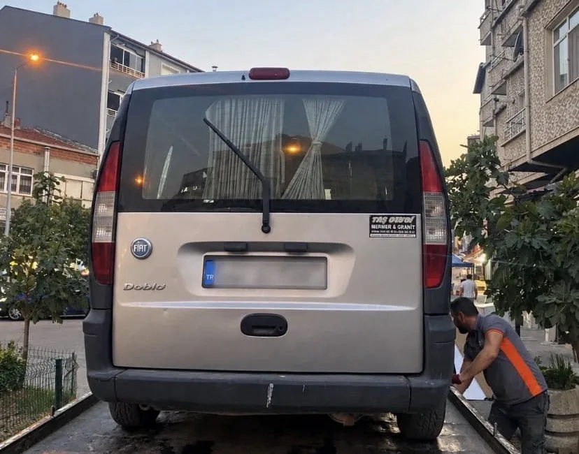 Edirne’nin Uzunköprü ilçesinde polis ekiplerince durdurulan araçta, 14 düzensiz göçmen