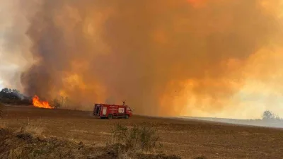 Edirne’nin Lalapaşa ilçesinde ağaçlık ve anızlık bölgede çıkan yangın ekiplerin
