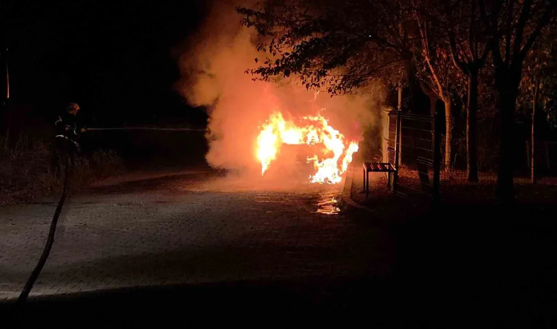 Edirne’de park halindeki otomobil, motor kısmından çıkan yangın sonucu kullanılamaz