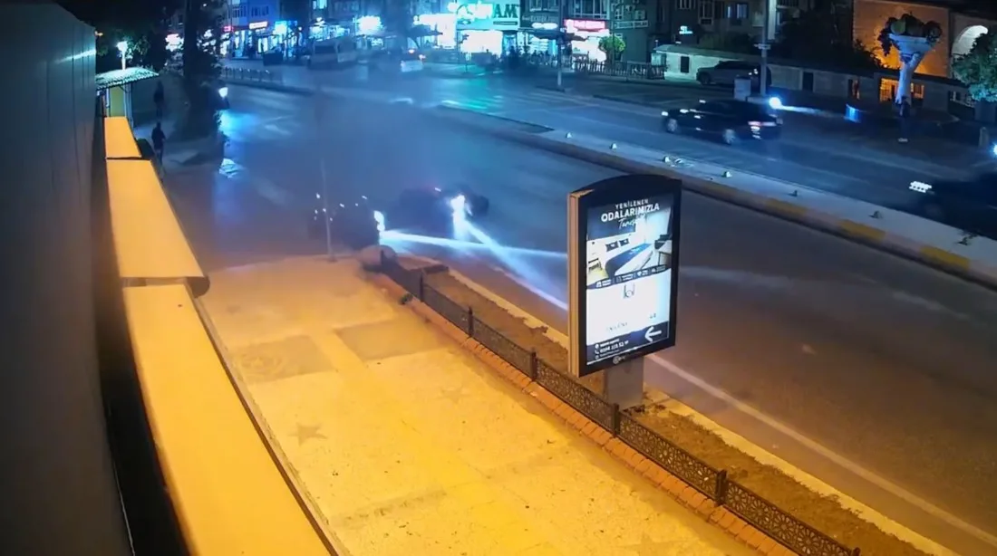 Edirne’de yaya geçidinde iki motosikletin çarpışması sonucu meydana gelen kazada