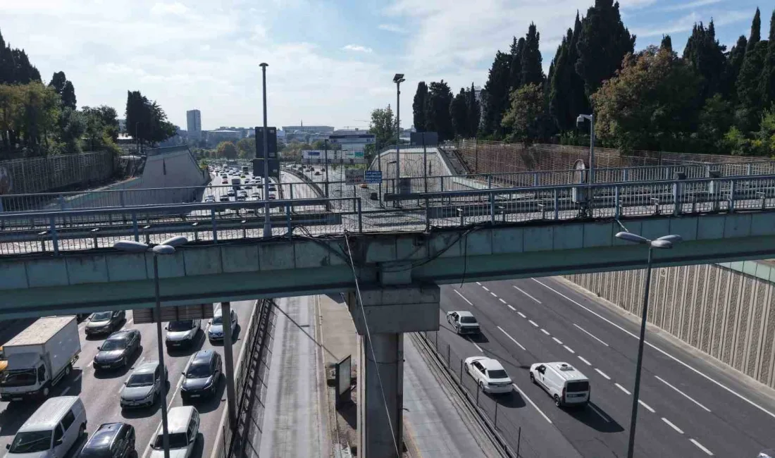 İstanbul’da Edirnekapı Metrobüs İstasyonu’nun Şehitlik yönündeki sabit merdivenleri, bakım ve