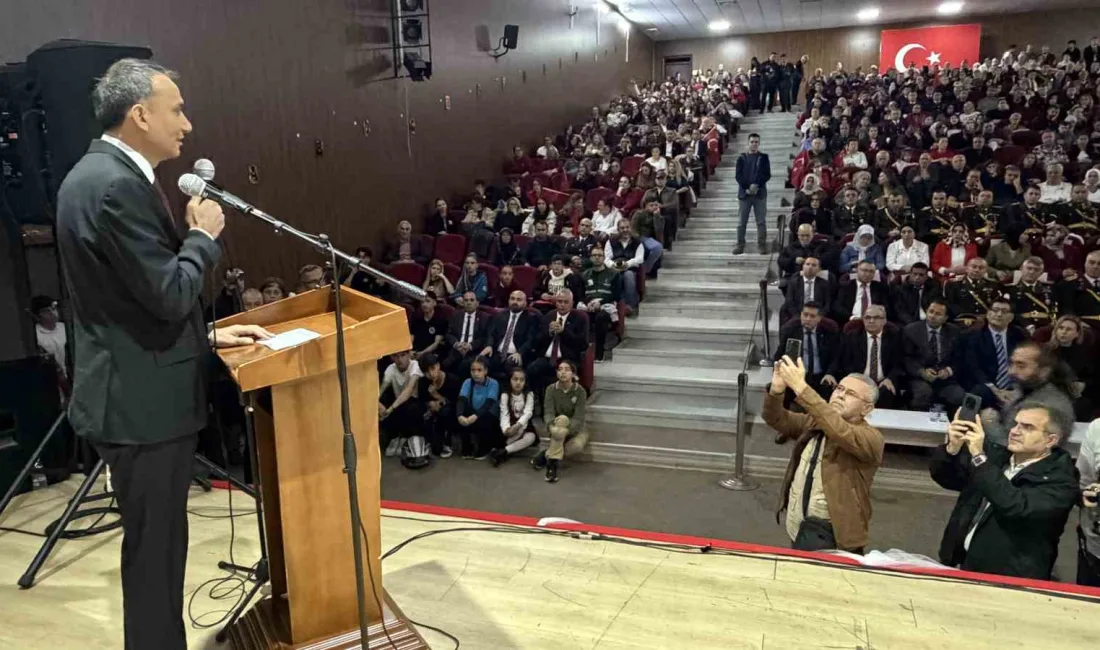 Balıkesir’in Edremit ilçesinde Cumhuriyet’in ilanının 103. yıl dönümü dolayısıyla düzenlenen