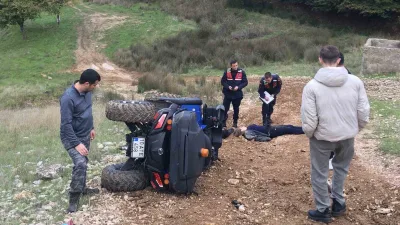 Balıkesir’in Erdek ilçesinde ATV ile yamaçtan çıkmaya çalışan 2 kişi,