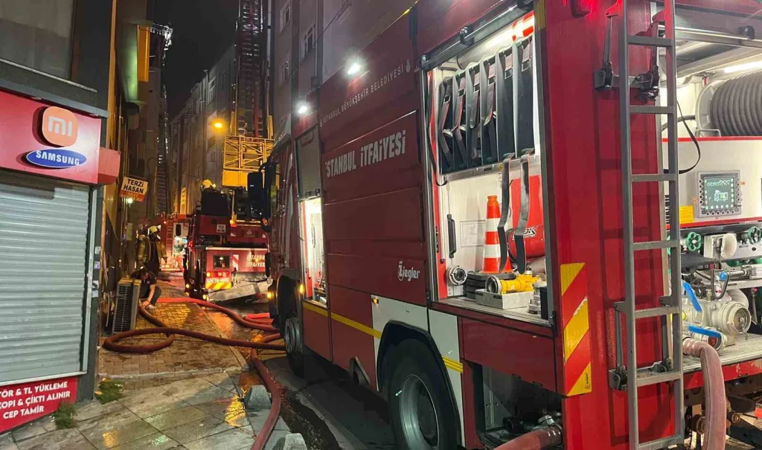 İstanbul Esenler’de 5 katlı binanın çatısı bilinmeyen bir nedenle alev