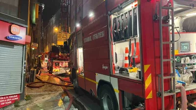 İstanbul Esenler’de 5 katlı binanın çatısı bilinmeyen bir nedenle alev
