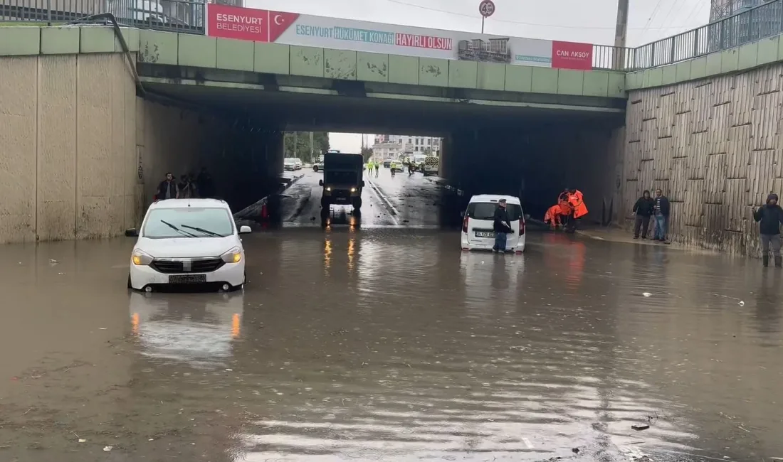 İstanbul’da etkili olan sağanak yağış, Esenyurt’ta hayatı olumsuz etkiledi. Zafer