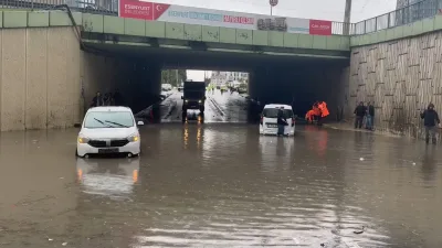 İstanbul’da etkili olan sağanak yağış, Esenyurt’ta hayatı olumsuz etkiledi. Zafer