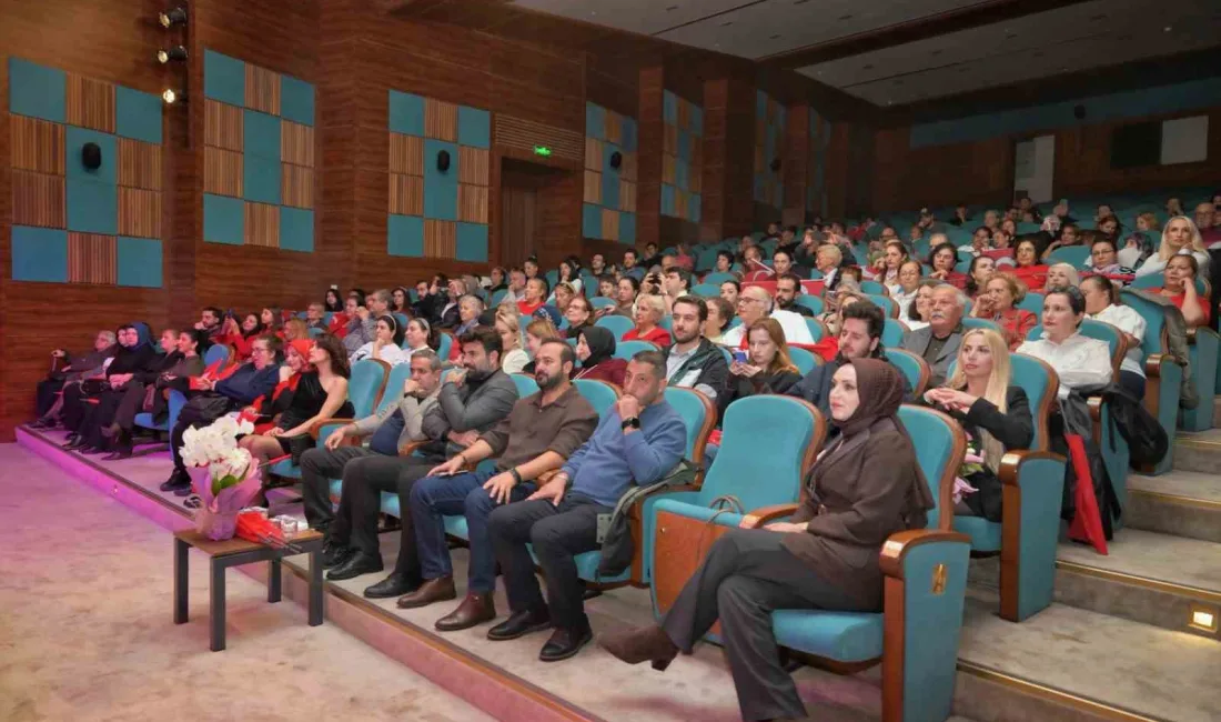 Esenyurt Belediyesi’nce Cumhuriyet’in kuruluşunun 103. yıl dönümü dolayısıyla düzenlenen konserde,