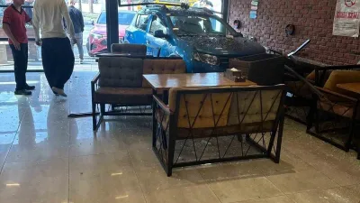 İstanbul’un Esenyurt ilçesinde direksiyon hakimiyetini kaybeden kadın sürücünün çarptığı park