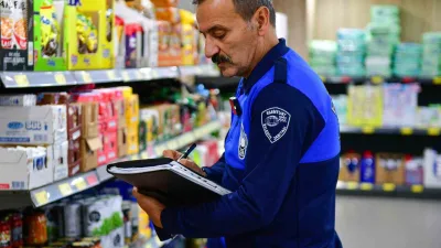 Esenyurt Belediyesi zabıta ekipleri, ilçe genelindeki marketlerde etiket fiyatları, son
