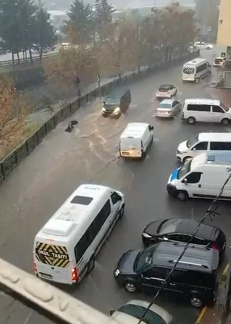 Esenyurt’ta etkili olan sağanak yağış nedeniyle göle dönen yolda bir