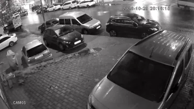 İstanbul Esenyurt’ta direksiyon hakimiyetini kaybeden sürücü park halindeki araçlara çarptı.