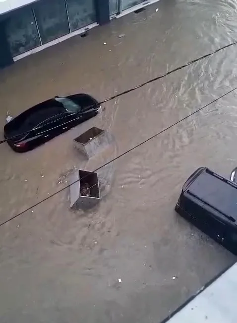 İstanbul’da etkili olan sağanak yağış da Esenyurt’ta yollar göle döndü