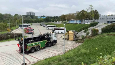 İstanbul Eyüpsultan’da kontrolden çıkan hafriyat kamyonu, çarptığı iki aracın ardından