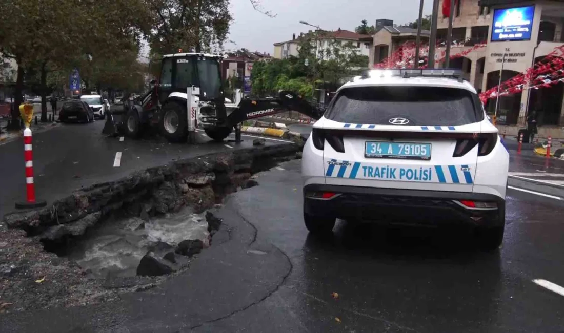 İstanbul Eyüpsultan’da şiddetli yağış sırasında yol çöktü. Polis, olay yerinde