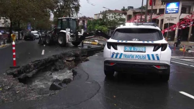 İstanbul Eyüpsultan’da şiddetli yağış sırasında yol çöktü. Polis, olay yerinde