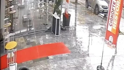 Sakarya’nın Adapazarı ilçesinde kontrolden çıkan otomobil, kaldırıma çıkarak bir kafenin